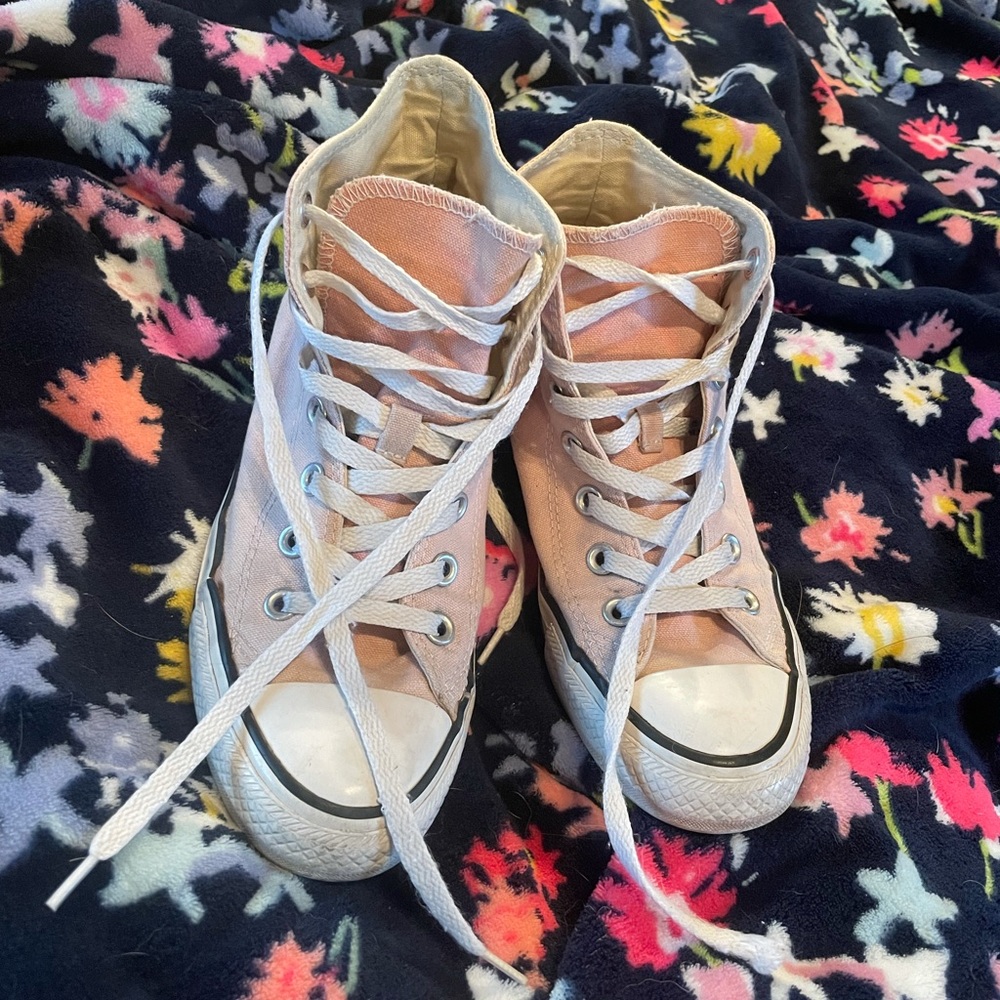 Light pink used women’s converse